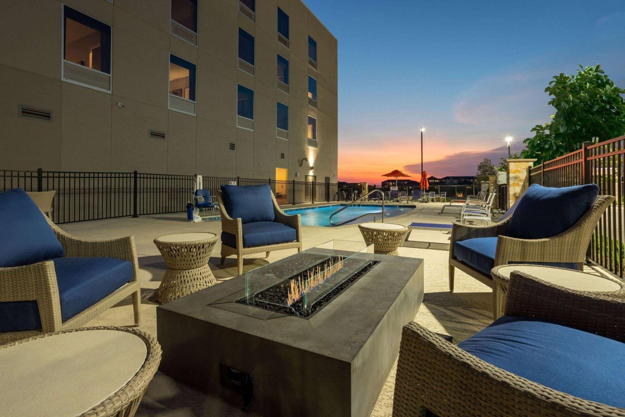 Hawthorn Extended Stay By Wyndham Флюгервил Екстериор снимка